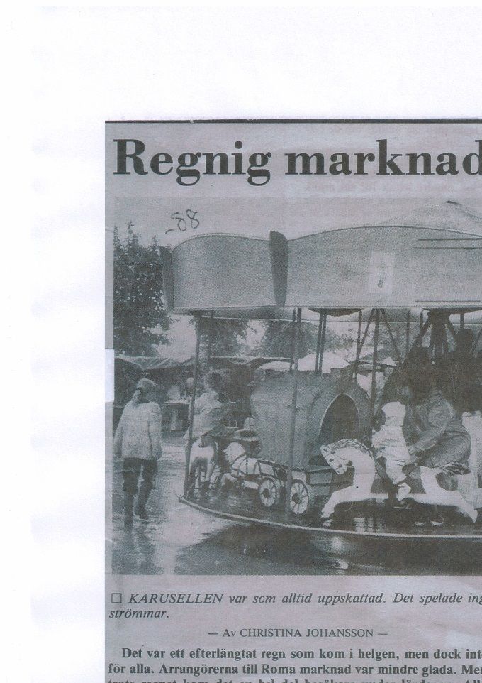 Marknad i Roma
1988.Ett av dem första arrangemangen var Romamarknad på Vallgärdet (Torget) tyvärr så regnade den nästan bort likadant följande år.

 

Då var det dags att flytta marknaden till Lantmännens lokaler( det året var det strålande solsken). Romadagar kom den nya marknaden att heta, var två dagar i maj månad. mycket folk kom det och på kvällen var det Gaston Bros som stod på scenen.

Ulf Gahm var ordförande i fem år, sen Anders Engström Sockerbruket Sedan Birgitta Klosterman Skrindan, Göran Johansson Roma Sanitet sedan, Mats Engström skohandlare till 2019. Under åren har Romaföretagarna  gjort uppvaktningar till myndigheter, skrivit insändare om allt som rör Roma både som bostadsort ,företagen, serviecort. Man ordnade med julmarknad, luciabesök man gjorde företagsbesök i Roma. man tog fram ett presentkort som bara gällde i Roma

Många var dem som såg att Roma var på alerten men många uppvaktningar var förgäves

 

Under senare år ändrades namnet till Intresseföreningen, man kunde då gå med som medlem fast man inte var företagare, Vid julmarknaden på Kungsgården2013 utsåg man årets Romabo, som gjort något för orten, jag blev den första som fick denna fina utmärkelse för mitt engagemang för Romas historia, något jag fortsatt med nu även på Facebook

Ronny Hansén fick det 2014 för att fiber kom till Roma, Staffan Beijer Gotlandståget 2015 att järnvägen kom tillbaka till Roma, Henrik Johansson Gotlandssnus 2016, Hasan Romabrunnen 2017,Daniel Hallgren 2018, lite om historian om Romaföretagarna-Intresseföreningen.

                                Av Kalle Palmkvist.